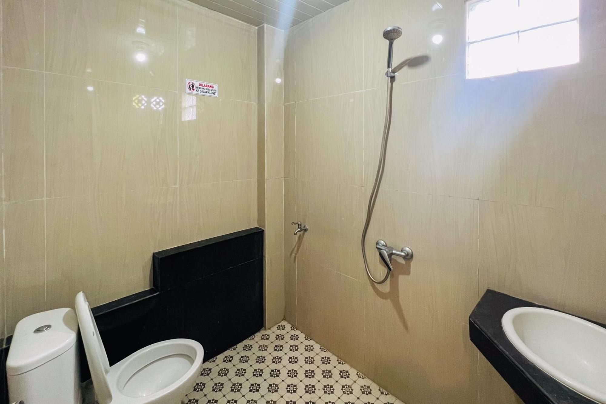 Teratai Residence Mitra Reddoorz Medan Exterior foto